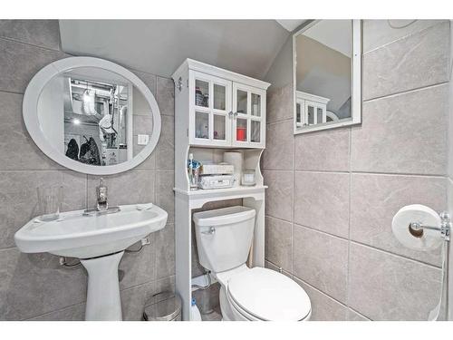 1123 14 Street Nw, Calgary, AB - Indoor Photo Showing Bathroom