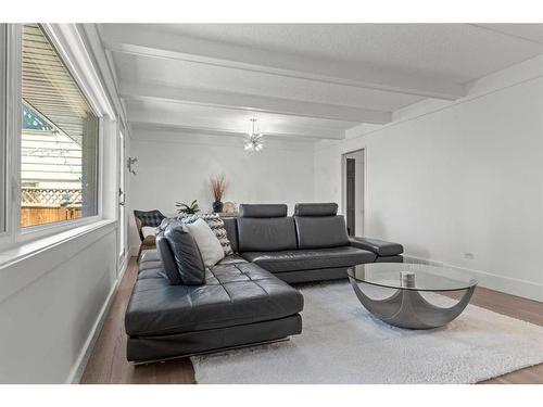 1123 14 Street Nw, Calgary, AB - Indoor Photo Showing Living Room