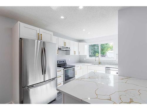 28 Bedford Circle Ne, Calgary, AB - Indoor Photo Showing Kitchen