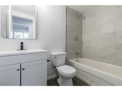 28 Bedford Circle Ne, Calgary, AB - Indoor Photo Showing Bathroom