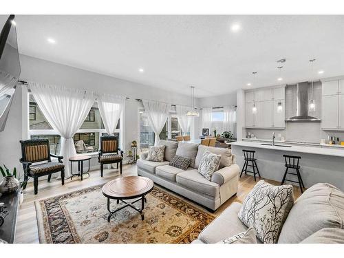 322 Edith Road Nw, Calgary, AB - Indoor Photo Showing Living Room