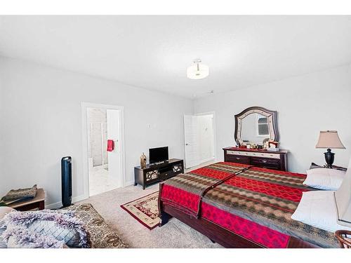 322 Edith Road Nw, Calgary, AB - Indoor Photo Showing Bedroom