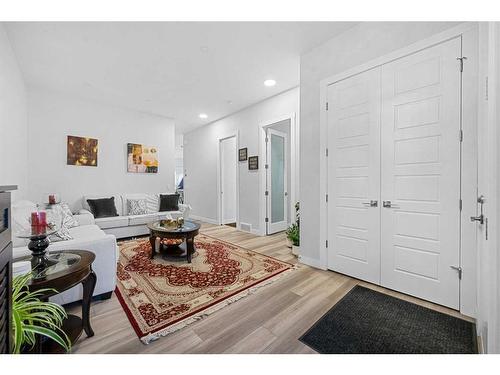 322 Edith Road Nw, Calgary, AB - Indoor Photo Showing Living Room