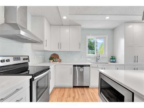 815 Sabrina Road Sw, Calgary, AB - Indoor Photo Showing Kitchen With Upgraded Kitchen