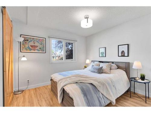 815 Sabrina Road Sw, Calgary, AB - Indoor Photo Showing Bedroom