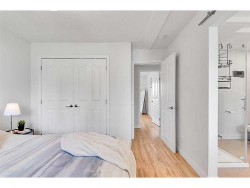 815 Sabrina Road Sw, Calgary, AB - Indoor Photo Showing Bedroom