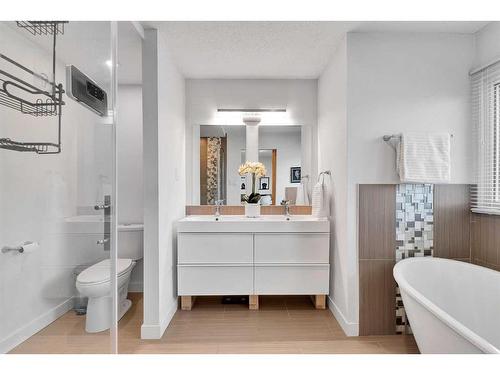 815 Sabrina Road Sw, Calgary, AB - Indoor Photo Showing Bathroom