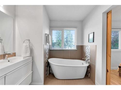 815 Sabrina Road Sw, Calgary, AB - Indoor Photo Showing Bathroom