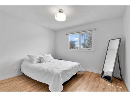 815 Sabrina Road Sw, Calgary, AB - Indoor Photo Showing Bedroom