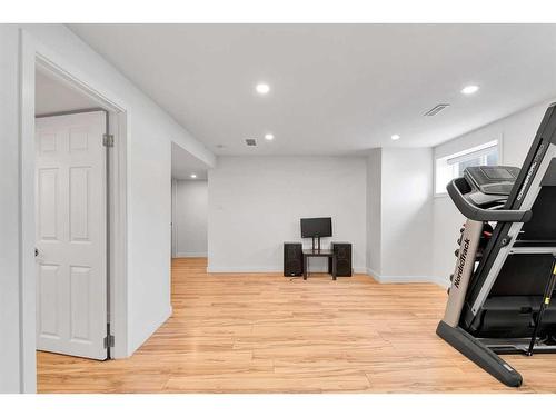 815 Sabrina Road Sw, Calgary, AB - Indoor Photo Showing Gym Room