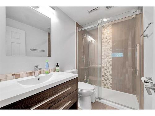 815 Sabrina Road Sw, Calgary, AB - Indoor Photo Showing Bathroom