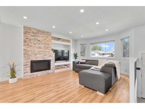 815 Sabrina Road Sw, Calgary, AB - Indoor Photo Showing Living Room With Fireplace