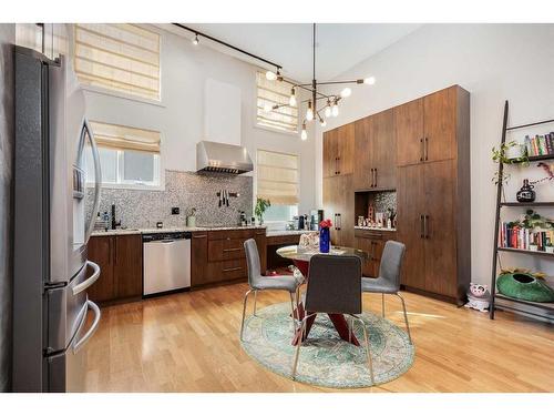 101-527 15 Avenue Sw, Calgary, AB - Indoor Photo Showing Living Room