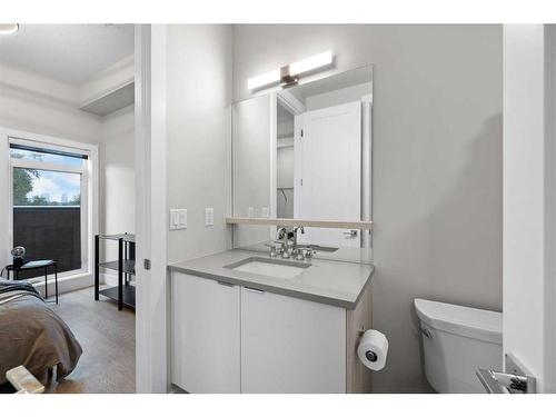 411-3375 15 Street Sw, Calgary, AB - Indoor Photo Showing Bathroom