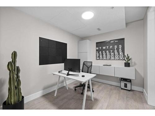 411-3375 15 Street Sw, Calgary, AB - Indoor Photo Showing Office