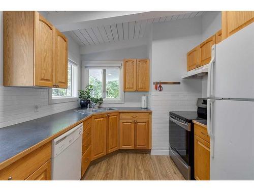 23 & 25 Creston Crescent Nw, Calgary, AB - Indoor Photo Showing Kitchen With Double Sink