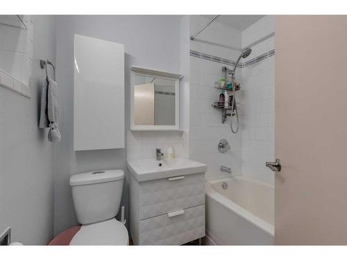 23 & 25 Creston Crescent Nw, Calgary, AB - Indoor Photo Showing Bathroom