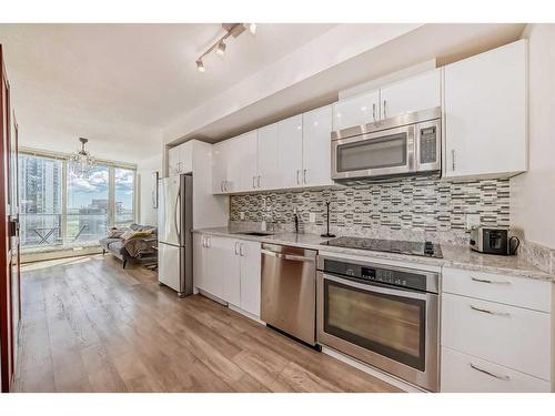 1507-450 8 Avenue Se, Calgary, AB - Indoor Photo Showing Kitchen With Upgraded Kitchen