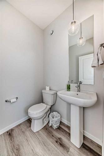 20 Creekstone Drive Sw, Calgary, AB - Indoor Photo Showing Bathroom