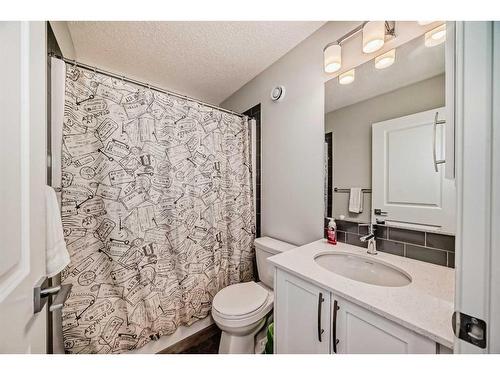 20 Creekstone Drive Sw, Calgary, AB - Indoor Photo Showing Bathroom