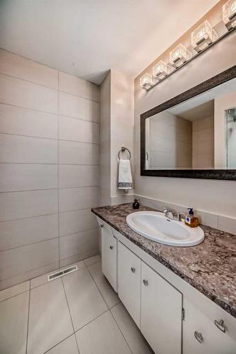 1336 / 1338 Rosehill Drive Nw, Calgary, AB - Indoor Photo Showing Bathroom