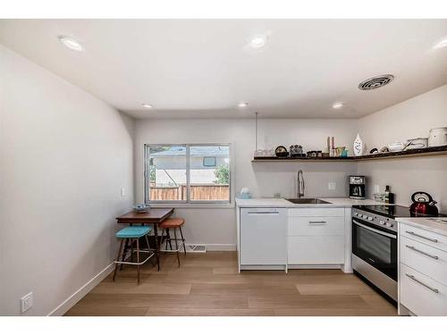 1336 / 1338 Rosehill Drive Nw, Calgary, AB - Indoor Photo Showing Kitchen