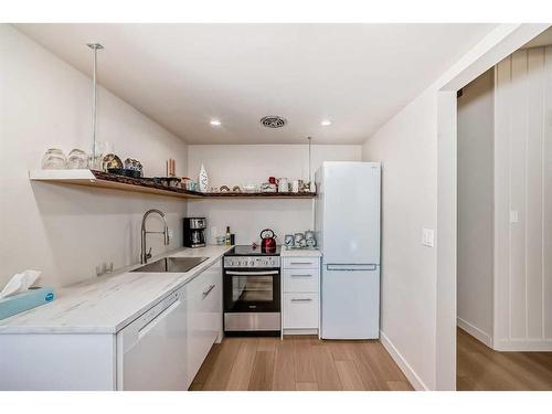 1336 / 1338 Rosehill Drive Nw, Calgary, AB - Indoor Photo Showing Kitchen