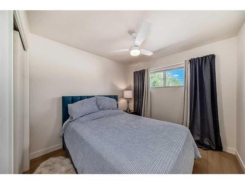 1336 / 1338 Rosehill Drive Nw, Calgary, AB - Indoor Photo Showing Bedroom