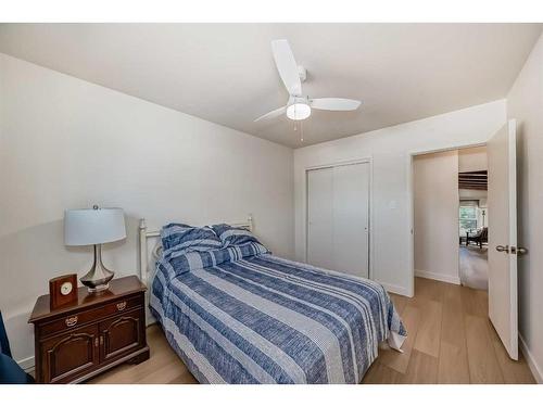 1336 / 1338 Rosehill Drive Nw, Calgary, AB - Indoor Photo Showing Bedroom