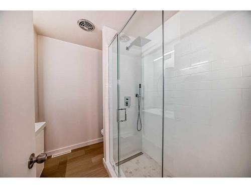 1336 / 1338 Rosehill Drive Nw, Calgary, AB - Indoor Photo Showing Bathroom