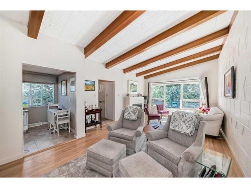 1336 / 1338 Rosehill Drive Nw, Calgary, AB - Indoor Photo Showing Living Room