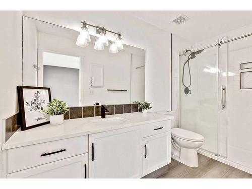 209 Rockyspring Grove Nw, Calgary, AB - Indoor Photo Showing Bathroom