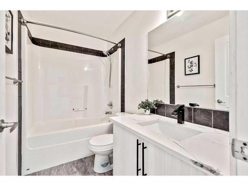 209 Rockyspring Grove Nw, Calgary, AB - Indoor Photo Showing Bathroom