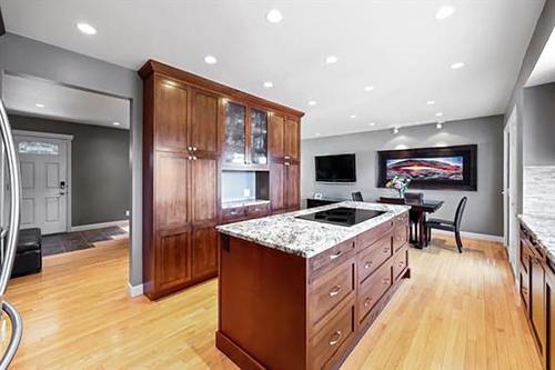 4012 Chatham Place Nw, Calgary, AB - Indoor Photo Showing Kitchen With Upgraded Kitchen