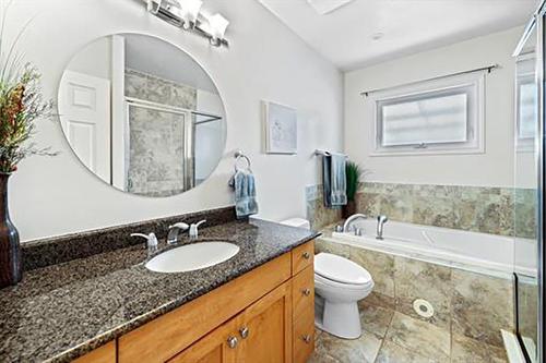 4012 Chatham Place Nw, Calgary, AB - Indoor Photo Showing Bathroom