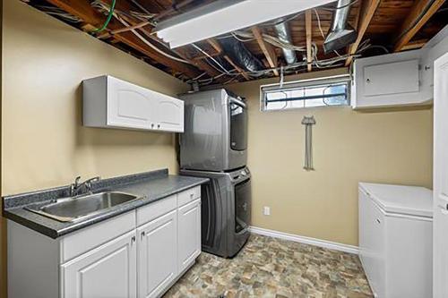 4012 Chatham Place Nw, Calgary, AB - Indoor Photo Showing Laundry Room