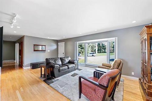 4012 Chatham Place Nw, Calgary, AB - Indoor Photo Showing Living Room