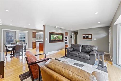 4012 Chatham Place Nw, Calgary, AB - Indoor Photo Showing Living Room