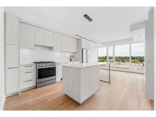 807-1107 Gladstone Road Nw, Calgary, AB - Indoor Photo Showing Kitchen