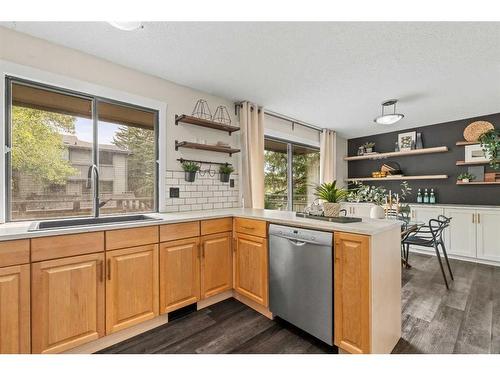 40-10030 Oakmoor Way Sw, Calgary, AB - Indoor Photo Showing Kitchen