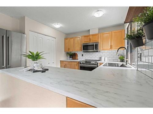 40-10030 Oakmoor Way Sw, Calgary, AB - Indoor Photo Showing Kitchen