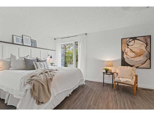 40-10030 Oakmoor Way Sw, Calgary, AB - Indoor Photo Showing Bedroom