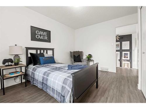 40-10030 Oakmoor Way Sw, Calgary, AB - Indoor Photo Showing Bedroom