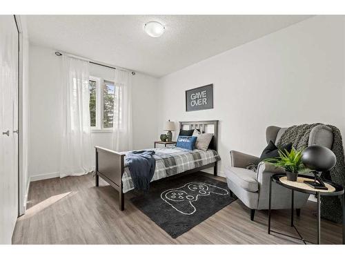 40-10030 Oakmoor Way Sw, Calgary, AB - Indoor Photo Showing Bedroom