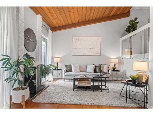 40-10030 Oakmoor Way Sw, Calgary, AB - Indoor Photo Showing Living Room