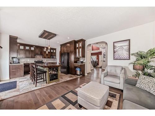 607 Hamptons Place Se, High River, AB - Indoor Photo Showing Living Room