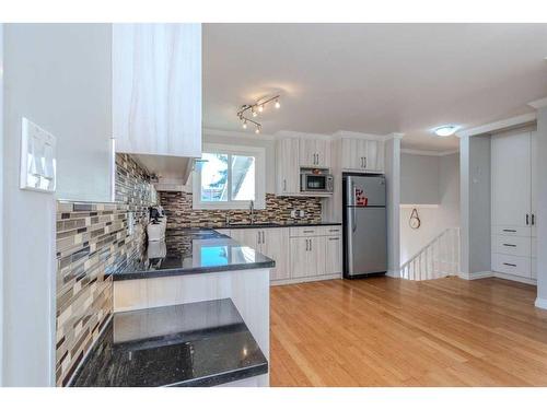 3711 44 Avenue Ne, Calgary, AB - Indoor Photo Showing Kitchen