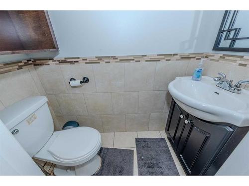 3711 44 Avenue Ne, Calgary, AB - Indoor Photo Showing Bathroom