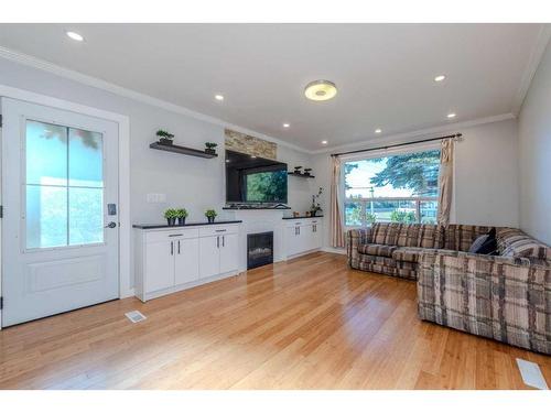 3711 44 Avenue Ne, Calgary, AB - Indoor Photo Showing Living Room