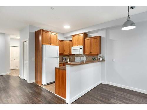 101-323 18 Avenue Sw, Calgary, AB - Indoor Photo Showing Kitchen